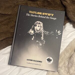 Taylor Swift Book: The Stories Behind the Songs